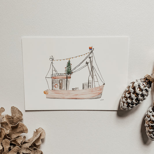 Postkarte mit Illustration eines roten Fischerbootes mit Weihnachtsbaum, dekorativ platziert neben Tannenzapfen auf hellem Untergrund.