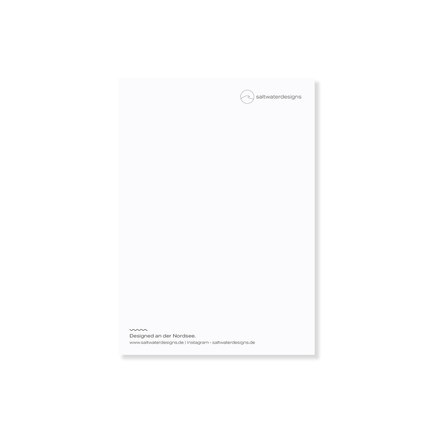 Schlichte Aufnahme von der Postkartenrückseite einer saltwaterdesigns-Postkarte.