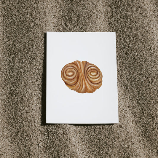 "Postkarte mit Aquarellzeichnung eines Franzbrötchens – Hamburgs süßeste Versuchung in Zimt und Teig. So lecker illustriert, dass man fast reinbeißen möchte – perfekt für Backfans mit norddeutschem Humor.