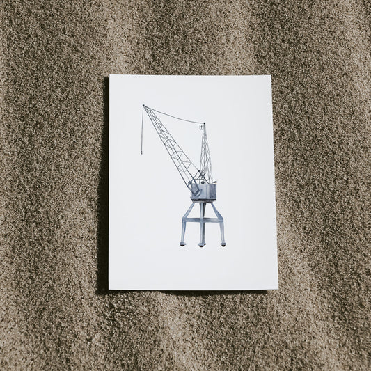 Postkarte mit Aquarellzeichnung eines alten Hafenkrans aus Hamburgs Hafencity, begleitet von einer kleinen Möwe. Maritimes Design mit norddeutschem Flair – ideal als Grußkarte, Souvenir oder Dekoration für Hamburg-Liebhaber.