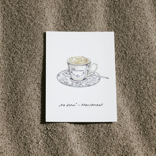 Nordfriesische Postkarte im Aquarellstil mit handgezeichneter Pharisäer-Illustration – Kaffee mit Rum und Sahne. Die Karte liegt auf hellem Sand und trägt den humorvollen Spruch 'Na denn – Pharisäerzeit'. Perfekt als Geschenk für echte Nordfriesen.