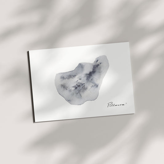 Minimalistische Postkarte mit Pellworm-Aquarell, fotografiert vor hellem Hintergrund mit sanften Schattenspielen.