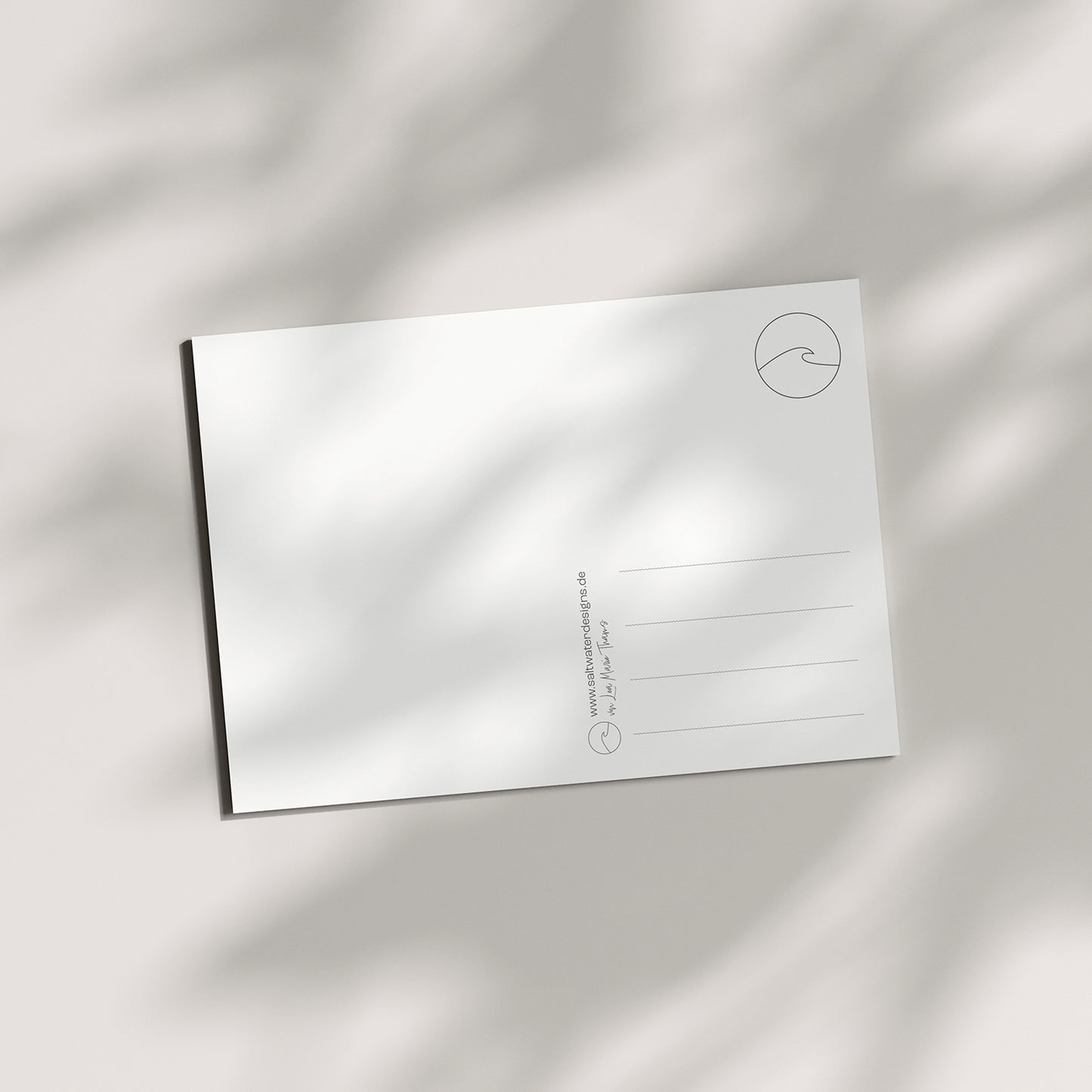 Rückseite einer Postkarte mit klassischem Postkartenlayout, inklusive Linien für die Adresse und kleinem runden Briefmarken-Symbol oben rechts, auf hellem Hintergrund mit sanften Schatten.