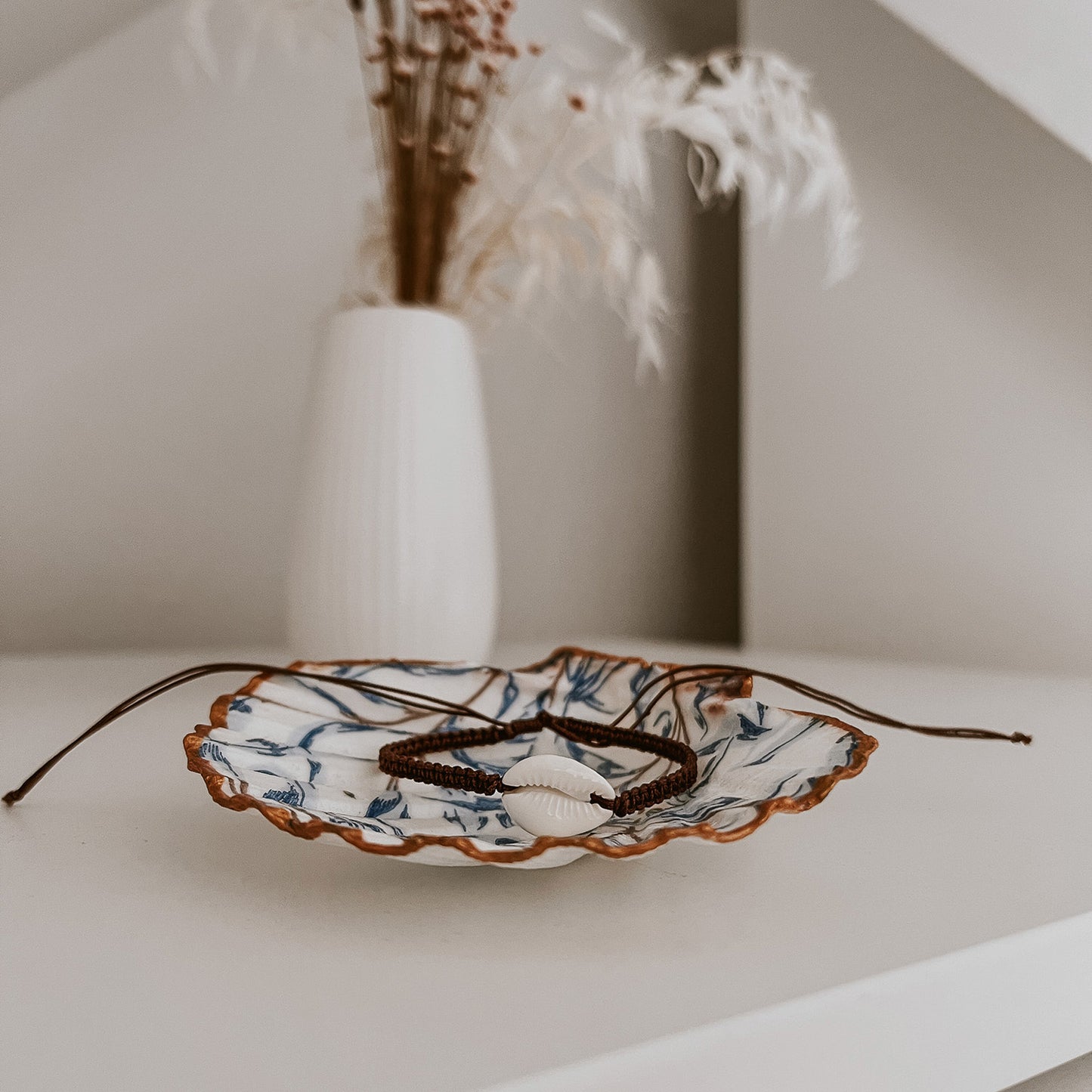 Auf der Schmuckschale namens Muriwai von saltwaterdesigns liegt das Bali Armband in der Farbe braun. Ein Dekorationsbeispiel wie das Armband aussieht in der Schmuckschale.