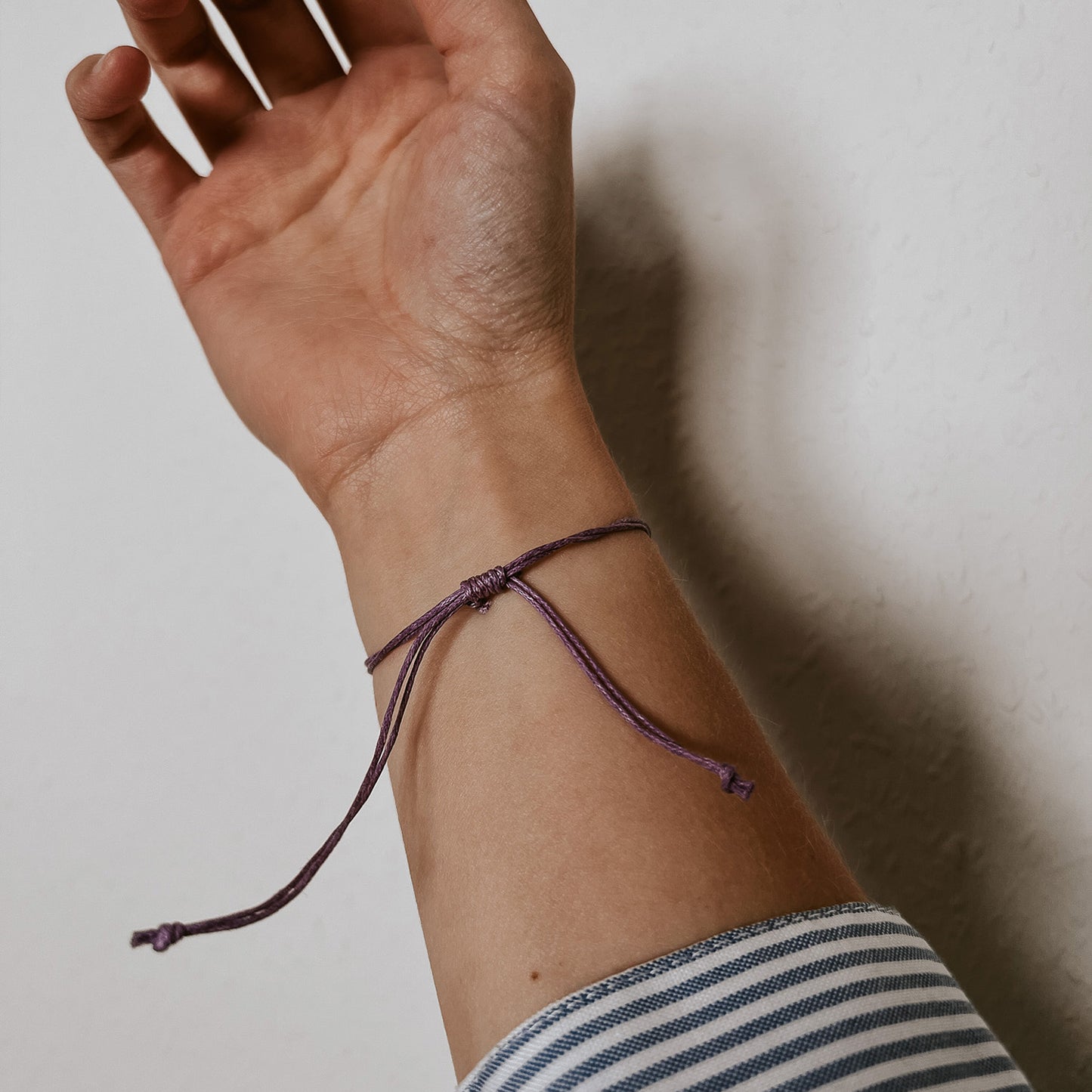 Rückansicht des zarten „Ocean“ Armbands in Lila. Der verstellbare Verschluss ermöglicht eine individuelle Passform und verleiht dem Armband einen dezenten, eleganten Look am Handgelenk.