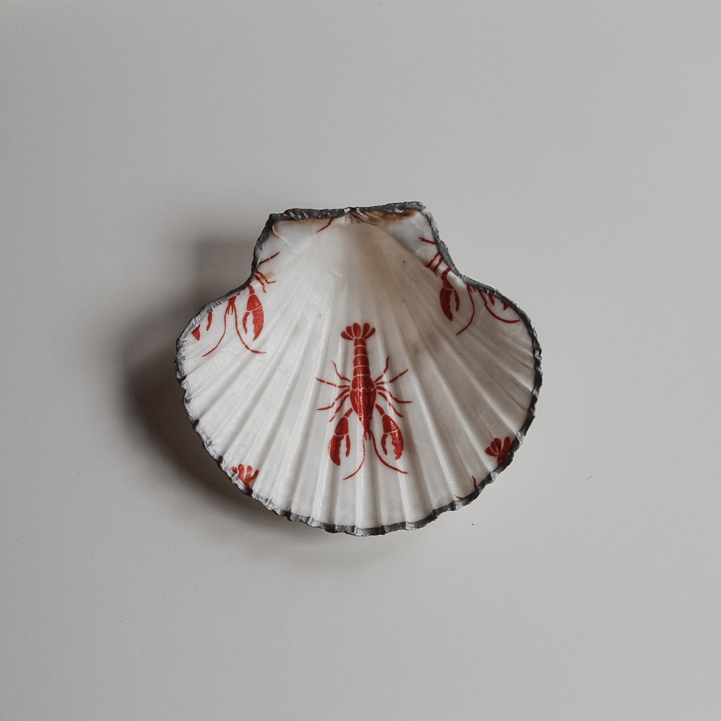 Dekorative Schmuckschale. Von saltwaterdesigns. Mit rotem Hummer-Design. Und silberfarbenem Rand.