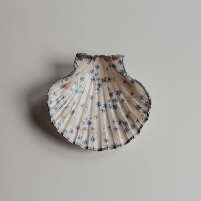 Dekorative Schmuckschale. Von saltwaterdesigns. Mit blauem Blumen-Design. Und silberfarbenem Rand.