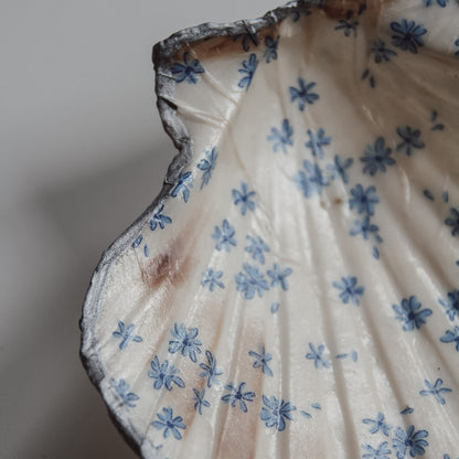 Detailaufnahme der Muschelschale mit blauem Blumen-Print und silberfarbenem Rand von saltwaterdesigns.