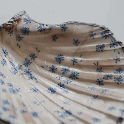 Detailaufnahme der Schmuckschale Blomma mit blauem Blumen-Print und silberfarbenem Rand von saltwaterdesigns.