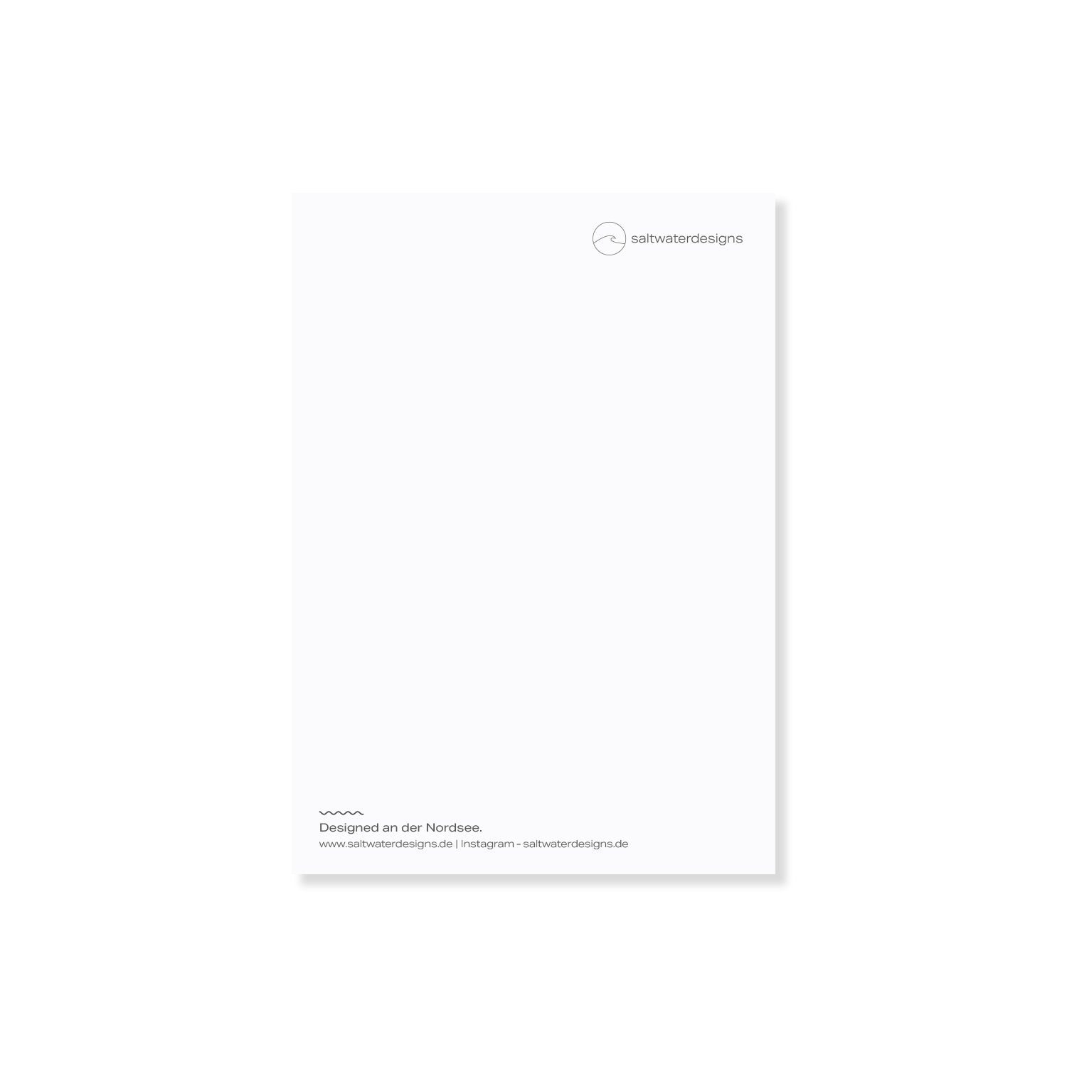 Schlichte Aufnahme von der Postkartenrückseite einer saltwaterdesigns-Postkarte.