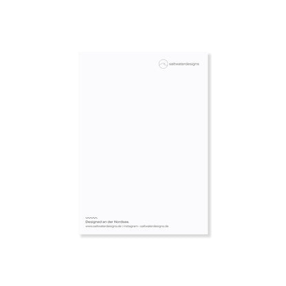 Schlichte Aufnahme von der Postkartenrückseite einer saltwaterdesigns-Postkarte.
