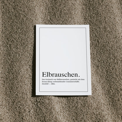 Flatlay einer typografischen Postkarte mit Definition des Begriffs 'Elbrauschen' – inspiriert vom Klang der Elbe, Wellen und Containerschiffen. Klarer, nordisch-maritim gehaltener Look, ideal als stilvolle Grußkarte oder Deko für Liebhaber der Hamburger Küstenatmosphäre.