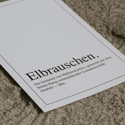 Detailansicht der Postkarte 'Elbrauschen Definition' mit typografischem Design im Duden-Stil. Die feine Schrift und klare Gestaltung fangen das maritime Gefühl der Elbe ein – ideal als stilvolle Grußkarte oder Dekoration für Liebhaber norddeutscher Küstenmomente.