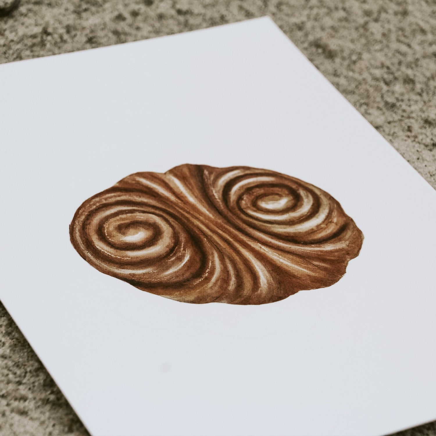 Postkarte mit Aquarellzeichnung eines Franzbrötchens – typisch norddeutsches Zimtgebäck aus Hamburg. Hochwertige Künstlerkarte für Backfans, Hamburg-Liebhaber und Foodies. Perfekt als Geschenk, Grußkarte oder Dekoration mit regionalem Flair.