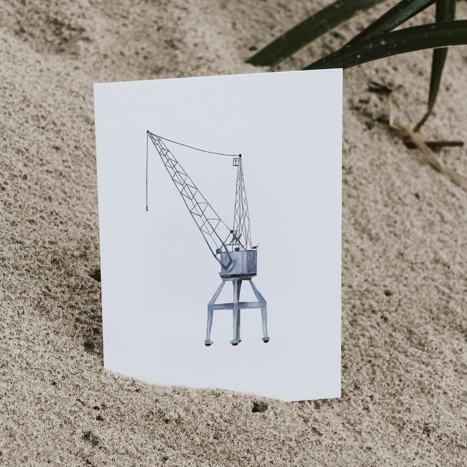 Postkarte mit Aquarellzeichnung eines typischen Hafenkrans aus der Hamburger Hafencity, mit kleiner Möwe auf dem Kran. Das maritime Motiv spiegelt den Charakter der Stadt an der Elbe wider – ideal als Grußkarte, Dekoration oder Geschenk für Hamburg-Fans.