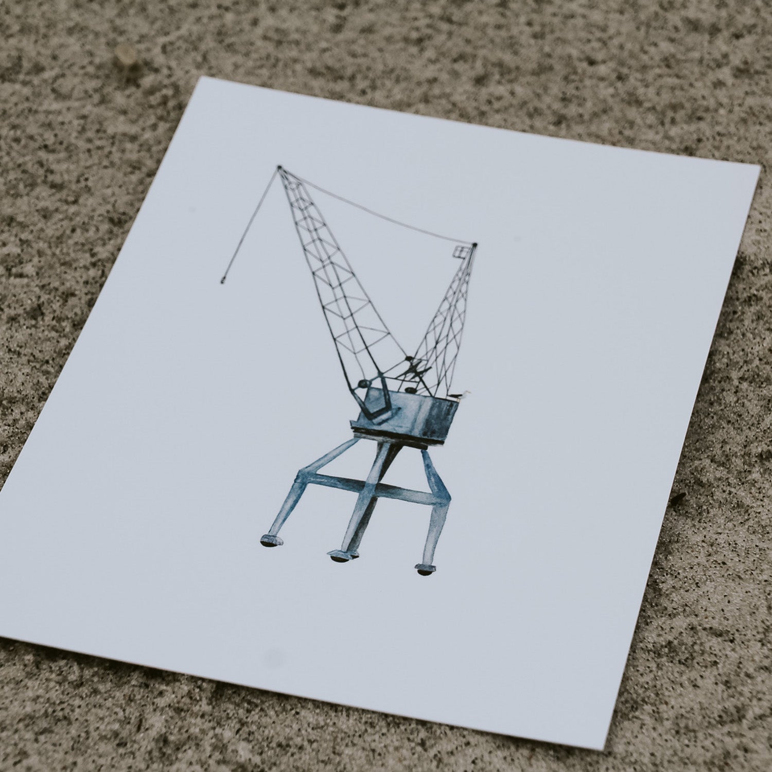 Detailansicht einer Postkarte mit Aquarellzeichnung eines historischen Hafenkrans aus der Hamburger Hafencity. Feine Linien und maritime Farben betonen das typische Hamburg-Motiv – ideal für Fans norddeutscher Illustration und Hafenromantik.