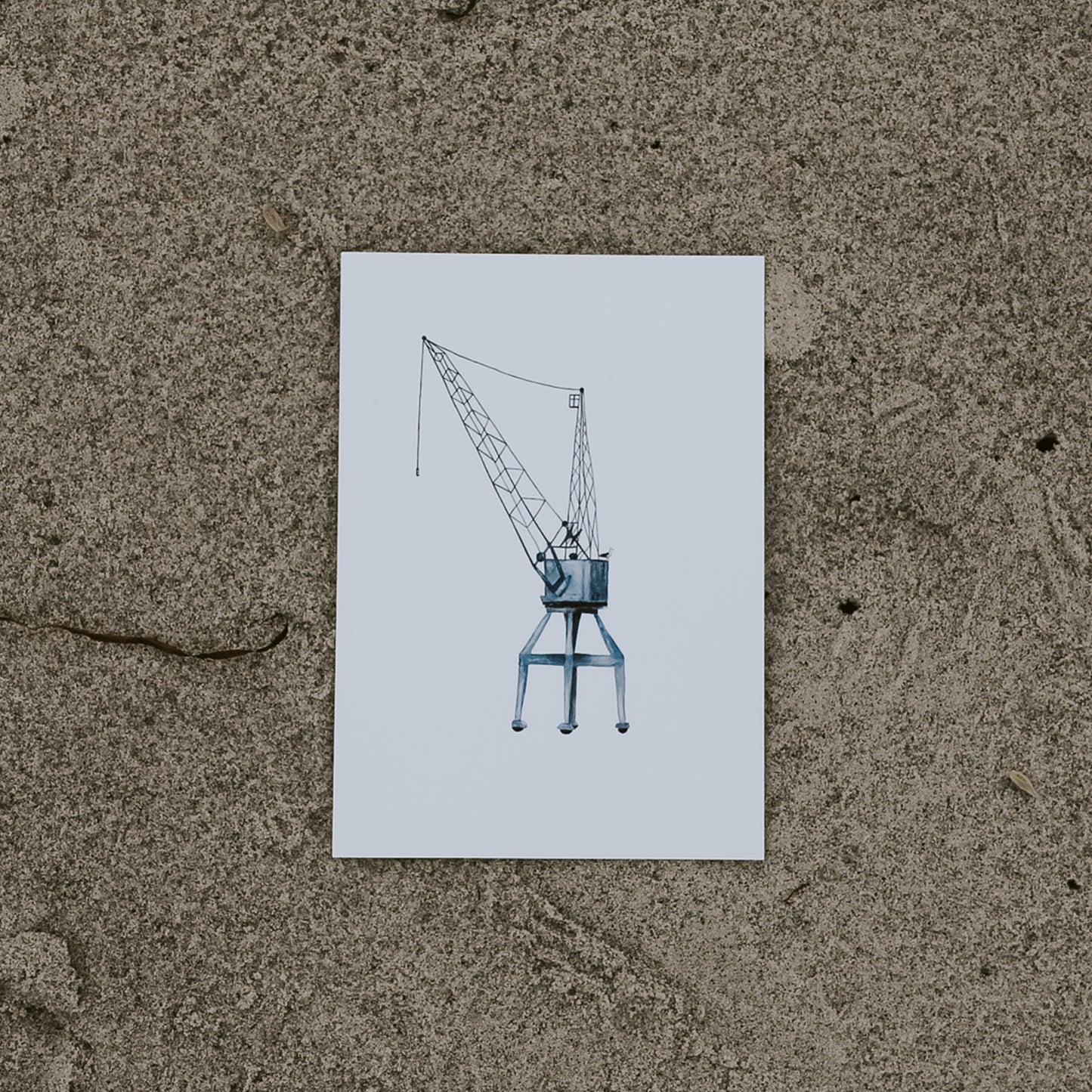 Postkarte mit Aquarellzeichnung eines alten Hafenkrans aus der Hamburger Hafencity, begleitet von einer kleinen Möwe. Ein liebevoll gestaltetes Motiv, das den rauen Charme der Elbe und die Seele Hamburgs einfängt – perfekt für alle, die sich nach Meer, Wind und Heimat sehnen.