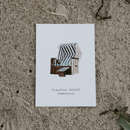 Postkarte mit handgemalter Strandkorb-Illustration in Blau-Weiß, zeigt die frontale Ansicht. Maritime Postkarte von Saltwaterdesigns, inspiriert von der Nordsee.