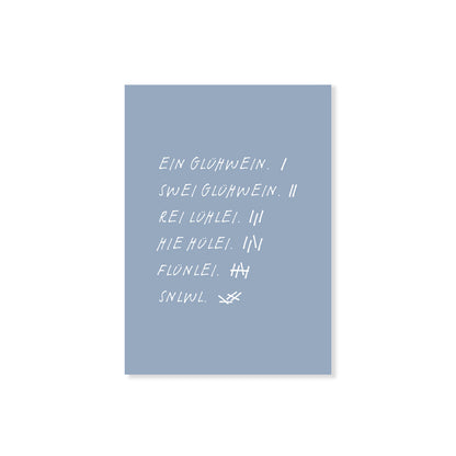 Blaue Postkarte "Glühwein"mit mehreren Worten. Humorvoller Spruch auf schlichtem Hintergrund.