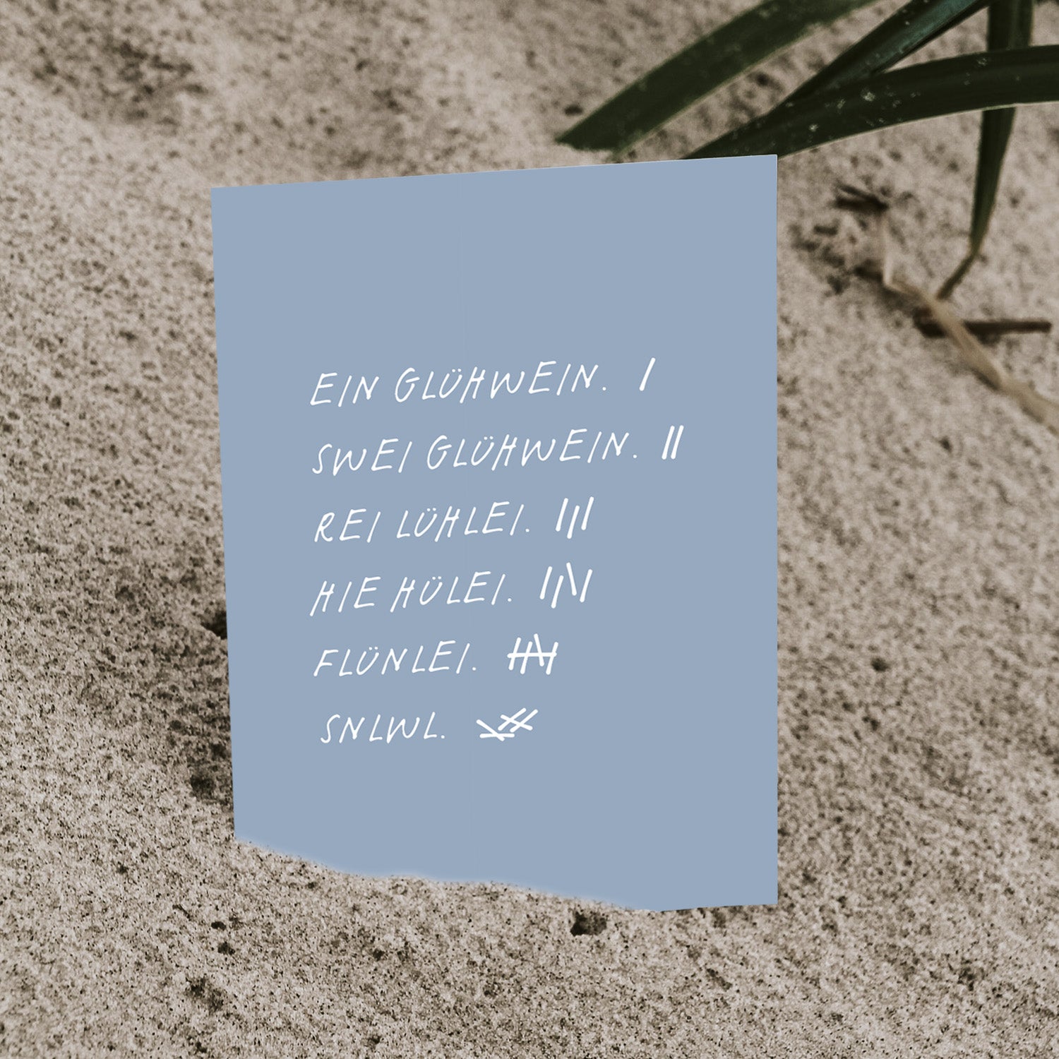 Glühwein Spruch Karte, für alle die Weihnachten mit Humor nehmen möchten. Postkarte von saltwaterdesigns.