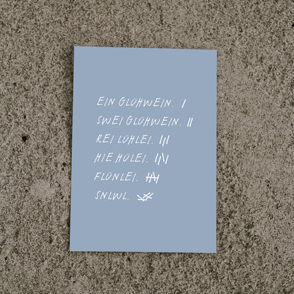 Draufsicht von der Postkarte "Glühwein" mit humorvollem Spruch. Exklusiv von saltwaterdesigns.