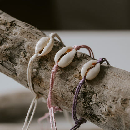 Ansicht von allen Ocean Armbändern. Es gibt die Farben offwhite, rose und lavendel. Erhältlich zum guten Preis bei saltwaterdesigns.de