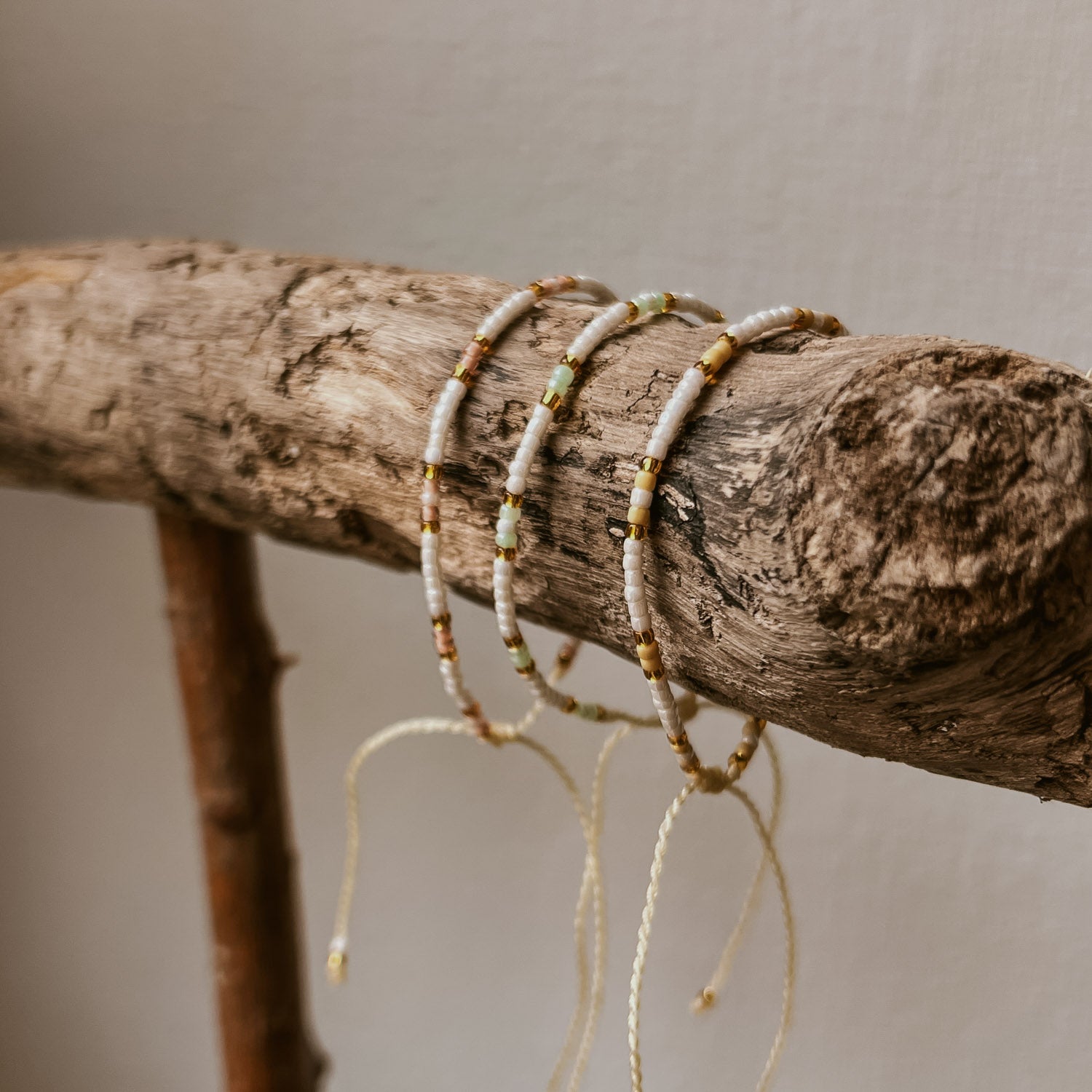 Übersicht von den drei Pearl Armbändern von saltwaterdesigns in den Farben rosa, blau und gelb. Leicht zum Verstellen, gute Qualität.