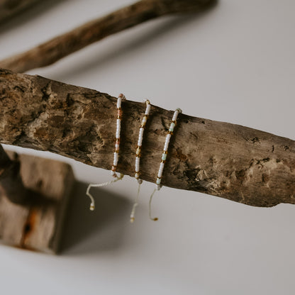 Übersicht von den drei Pearl Armbändern auf einem Strandgut-Schmuckständer von saltwaterdesigns.  Es gibt die Farben rosa, blau und gelb. Leicht zum Verstellen, gute Qualität.