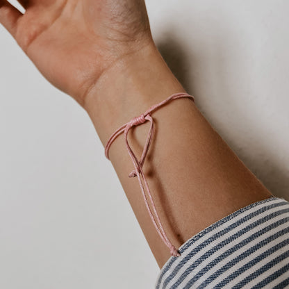 Rückansicht des zarten „Ocean“ Armbands in der Farbe rosa. Der verstellbare Verschluss sorgt für eine perfekte Passform und einen dezenten, eleganten Look am Handgelenk.