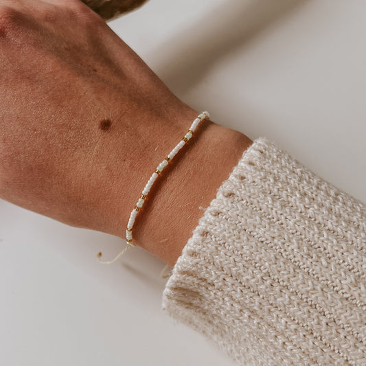 Pearl Armband mit leichter Akzentfarbe blau und goldenen Perlen. Schlichtes Perlenarmband, einfache Handhabung um die Größe zu verstellen. Armband von saltwaterdesigns.