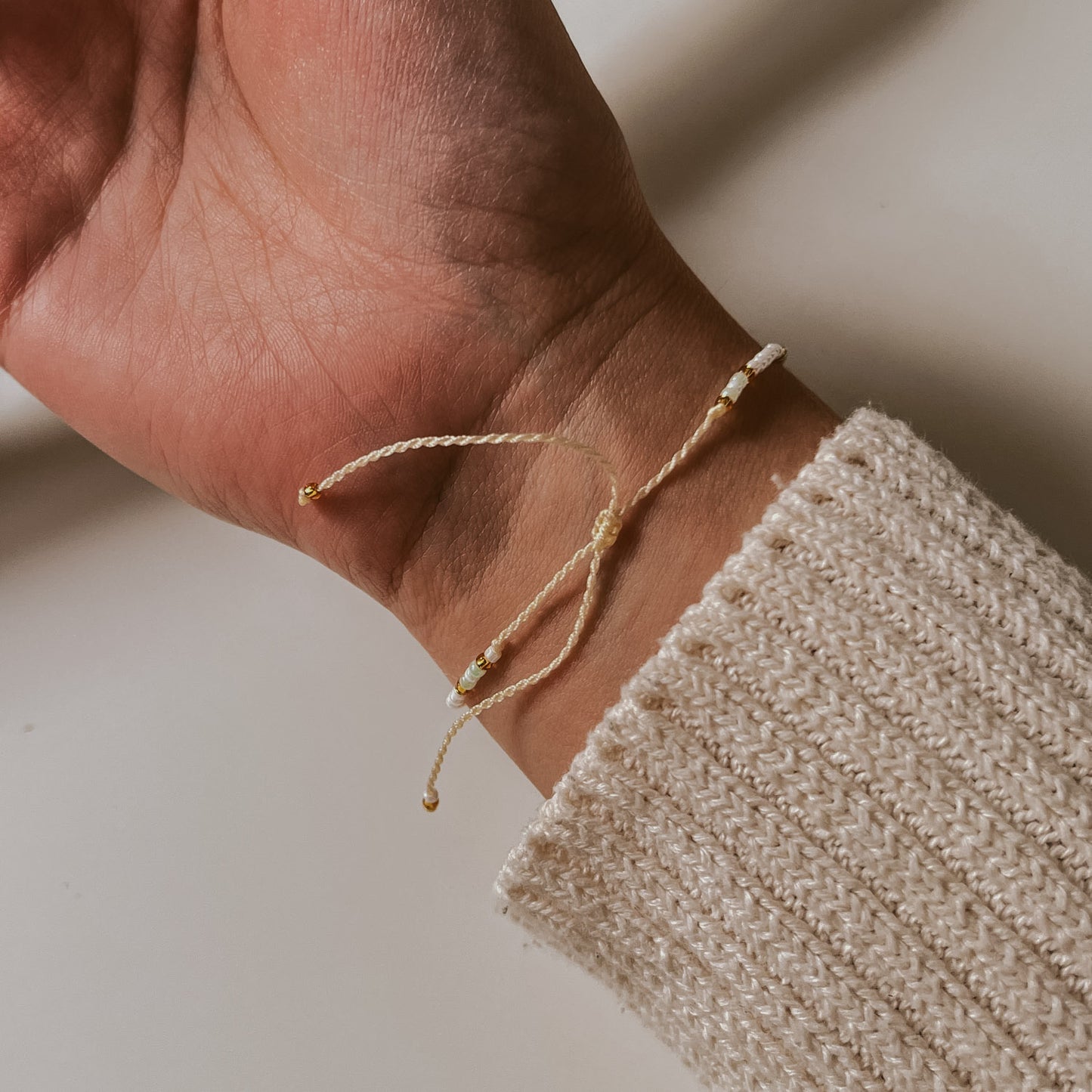 Ansicht vom Verschluss des Pearl Armbands. Leicht zu verstellen, kurze Bänder. Armband von saltwaterdesigns.