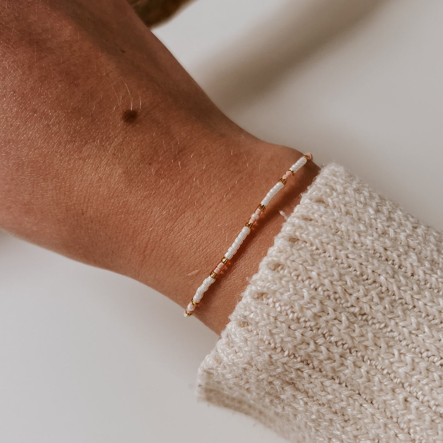 Pearl Armband mit leichter Akzentfarbe rosa und goldenen Perlen versetzt. Schlichtes Perlenarmband, passt zu jedes Outfit, Armband von saltwaterdesigns.