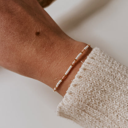 Pearl Armband mit leichter Akzentfarbe rosa und goldenen Perlen versetzt. Schlichtes Perlenarmband, passt zu jedes Outfit, Armband von saltwaterdesigns.