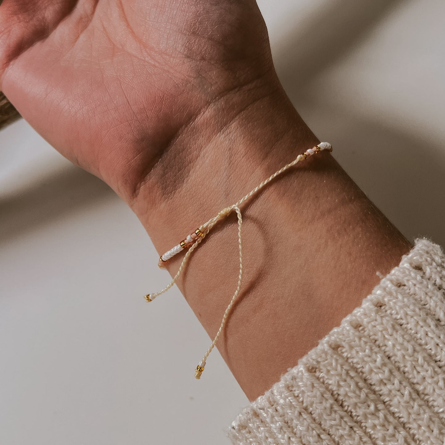 Ansicht vom Verschluss des Pearl Armbands in der Farbe rosa mit gold Akzenten. Leicht zu verstellen, kurze Bänder. Armband von saltwaterdesigns.