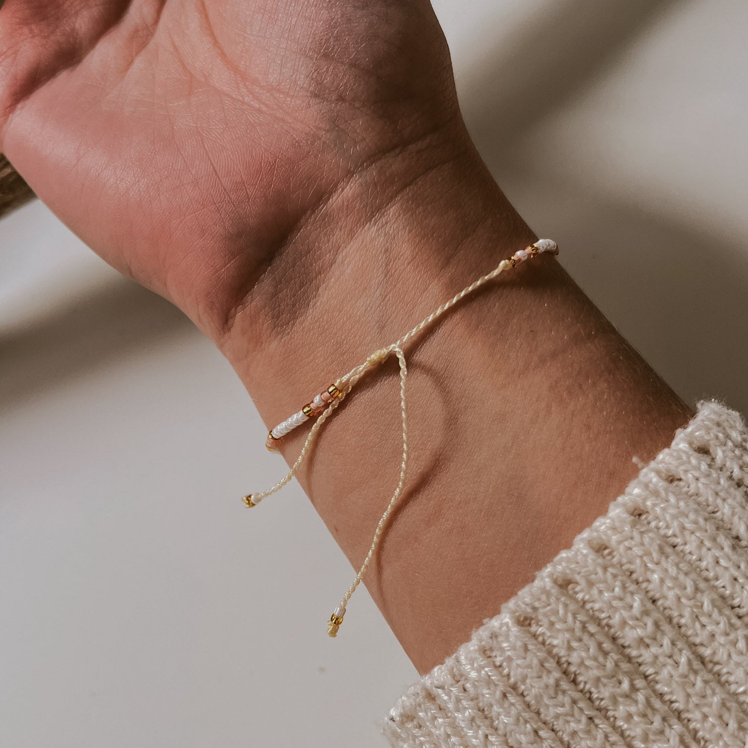 Ansicht vom Verschluss des Pearl Armbands in der Farbe rosa mit gold Akzenten. Leicht zu verstellen, kurze Bänder. Armband von saltwaterdesigns.