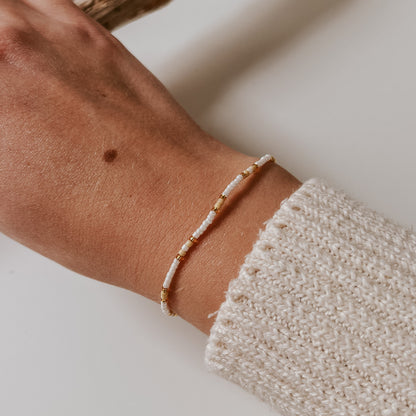 Pearl Armband mit leichter Akzentfarbe gelb und goldenen Perlen. Schlichtes Perlenarmband, einfach zum Verstellen. Modisches Accessoire. 