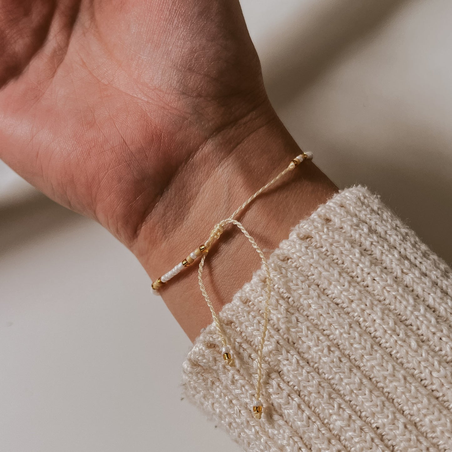 Hintere Ansicht vom Verschluss des Pearl Armbands in der Farbe gelb. Leicht zu verstellen, kurze Bänder. Armband von saltwaterdesigns.