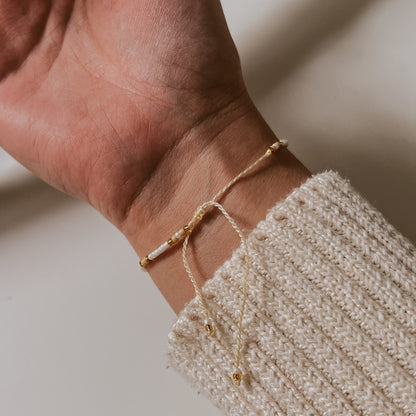 Hintere Ansicht vom Verschluss des Pearl Armbands in der Farbe gelb. Leicht zu verstellen, kurze Bänder. Armband von saltwaterdesigns.