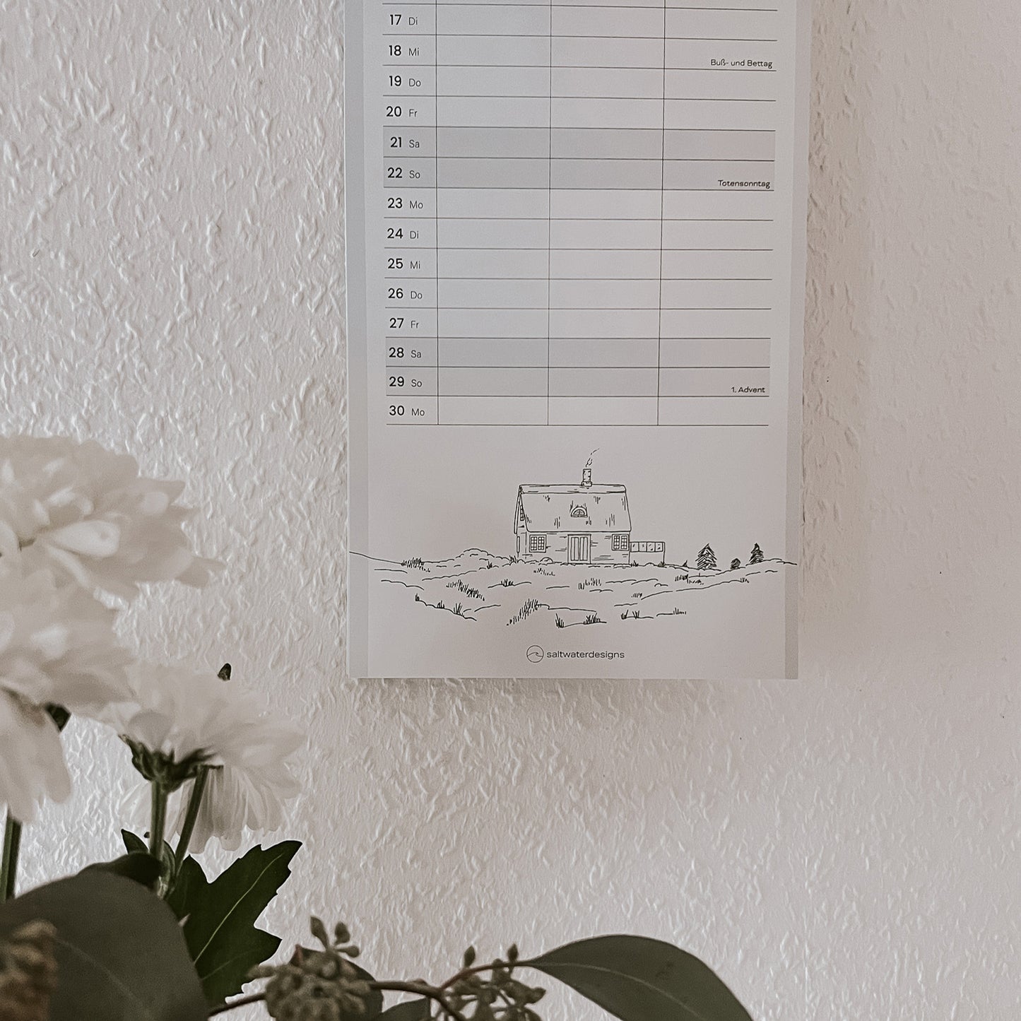 Küchenkalender 2026 verfügt über eine typisch nordische Illustration mit einem Reetdachhaus, welches mitten in den Dünen an der Nordseeküste steht.