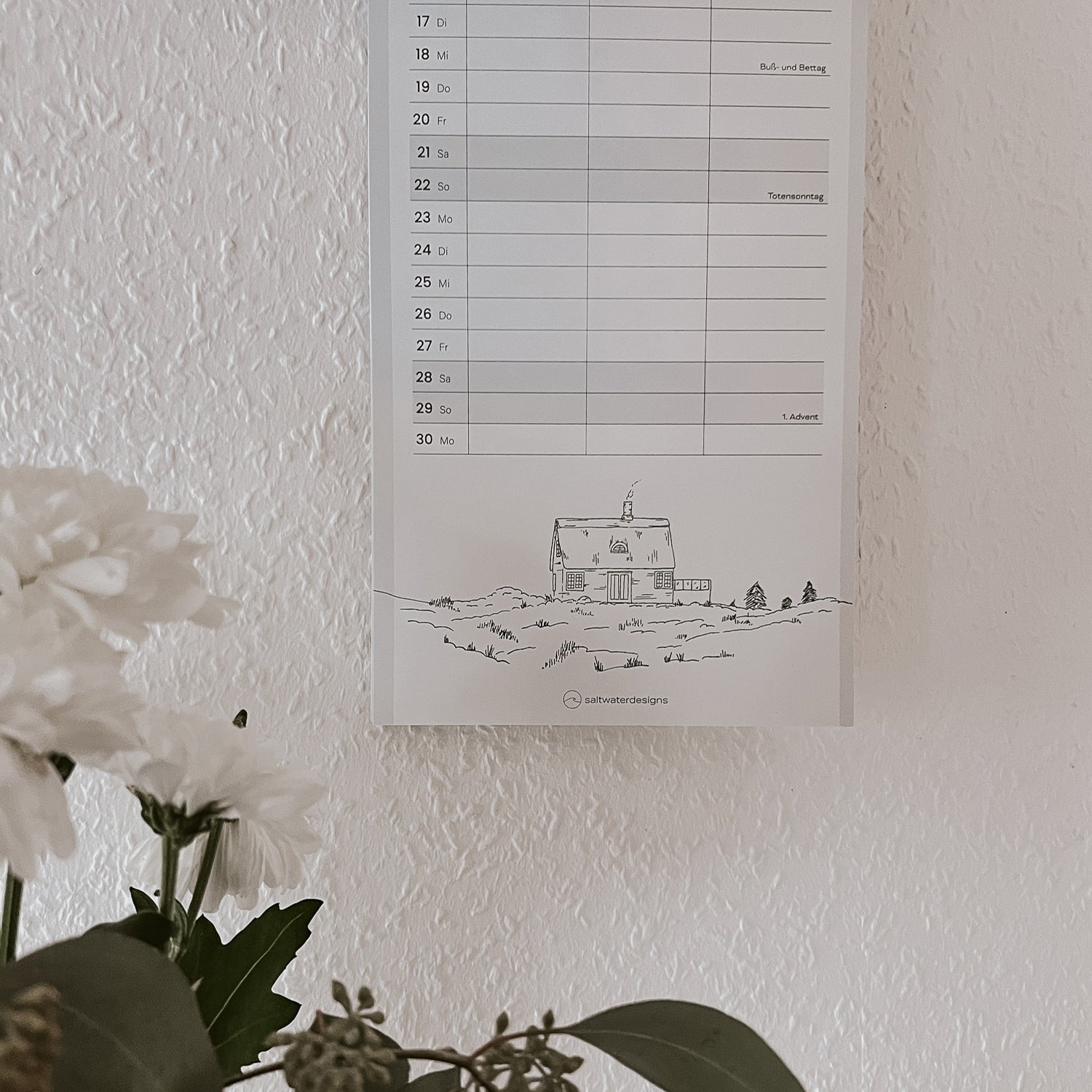 Küchenkalender 2026 verfügt über eine typisch nordische Illustration mit einem Reetdachhaus, welches mitten in den Dünen an der Nordseeküste steht.