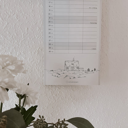 Küchenkalender 2026 verfügt über eine typisch nordische Illustration mit einem Reetdachhaus, welches mitten in den Dünen an der Nordseeküste steht.