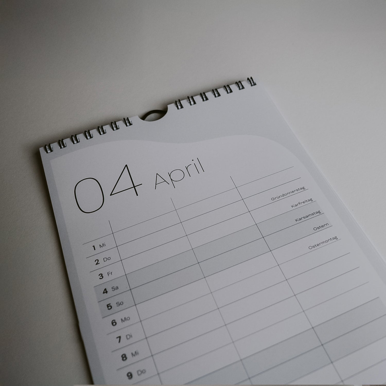 Nahaufnahme vom Kalender mit großer Überschrift vom Monat und einzelnen Spalten vom Kalender inklusive deutscher Feiertage.